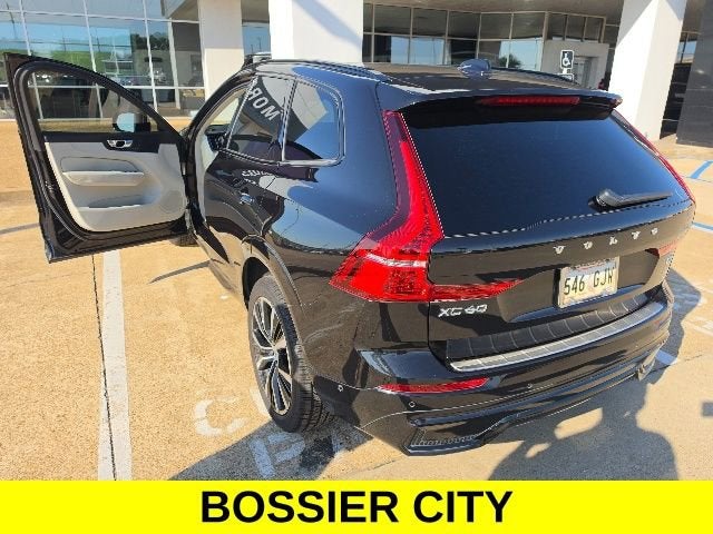 2023 Volvo XC60 B5 Ultimate Dark Theme